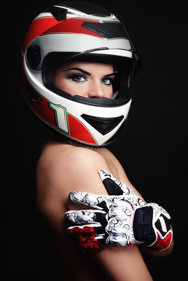 戴摩托车头盔和手套的女人图片