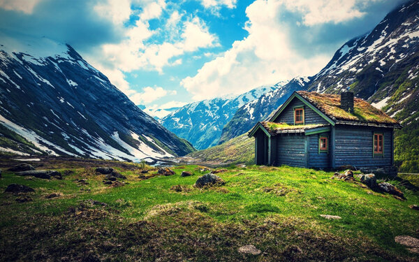 山谷草地蓝天木屋