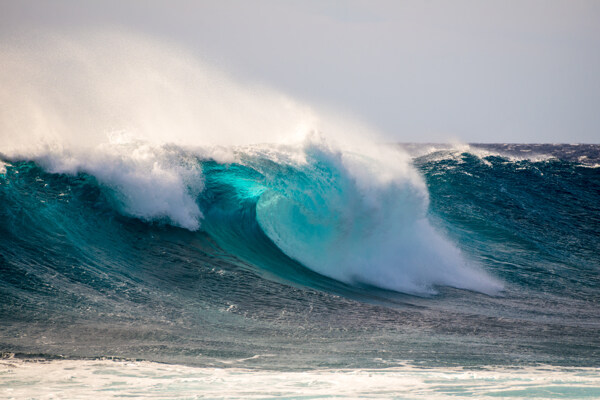 海面汹涌的海浪图片