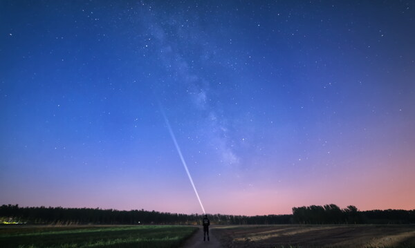 太空下的田野唯美星空背景