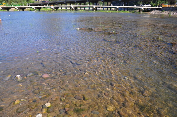 河水水面鹅卵石图片