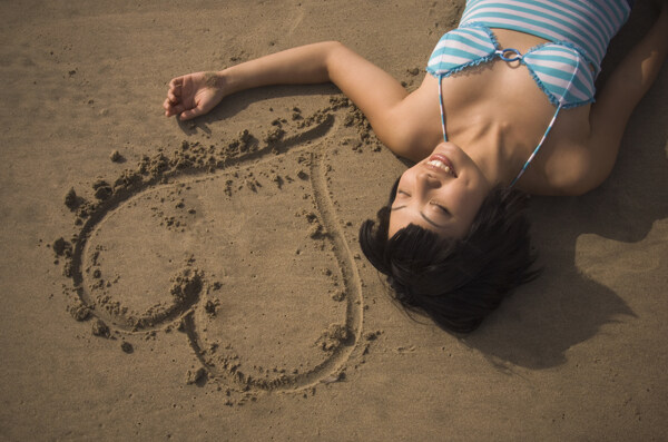 沙滩上的心形与美女图片
