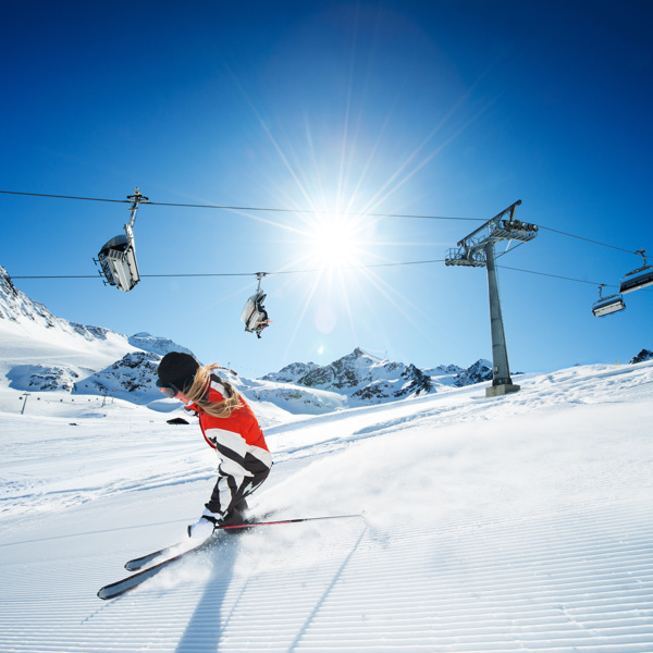 缆车与滑雪运动员图片