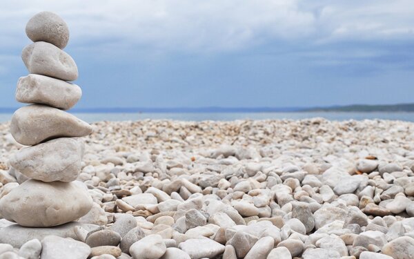 石头铺满的海边素材背景