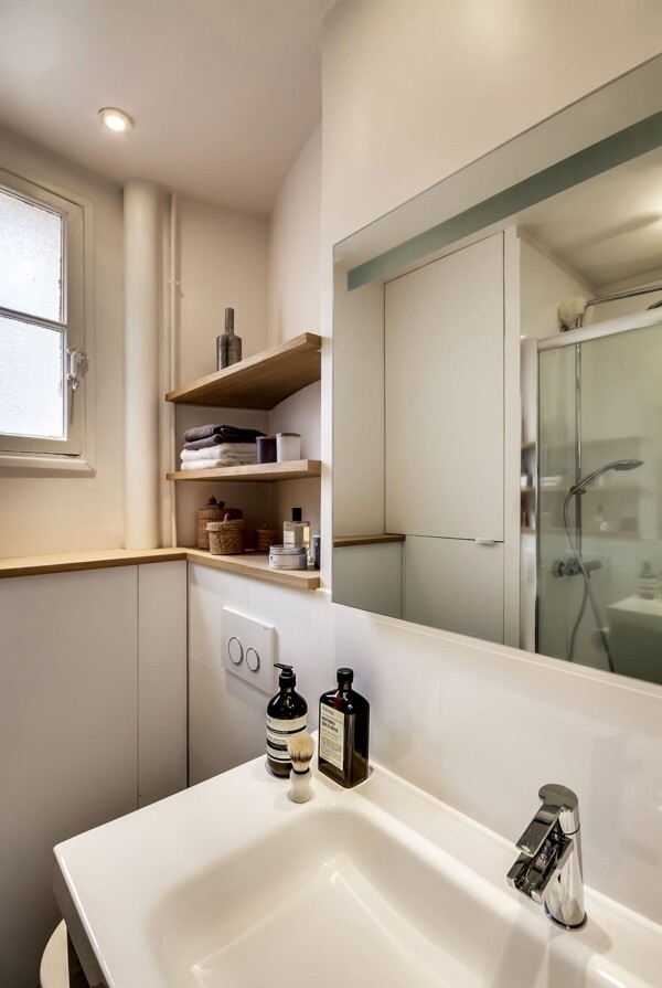 现代卫生间瓷砖白色洗手台室内装修效果图