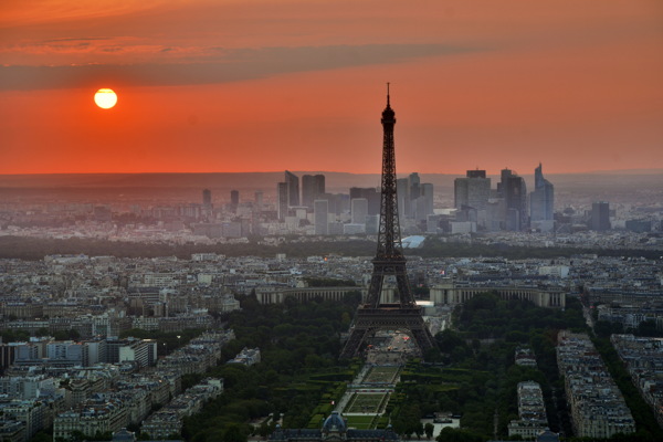 夕阳下巴黎图片