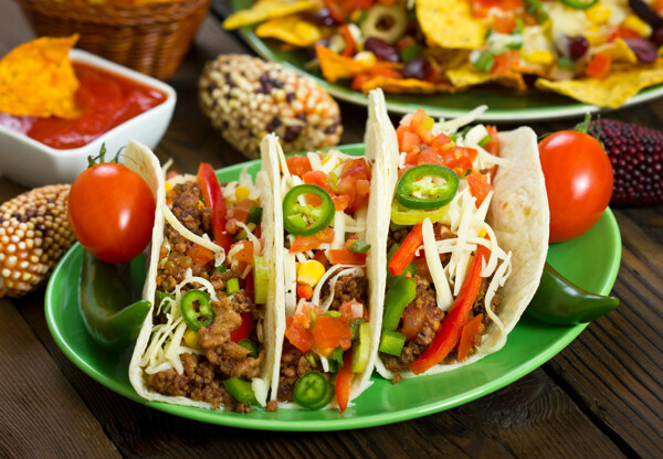 餐盘里的墨西哥美食图片