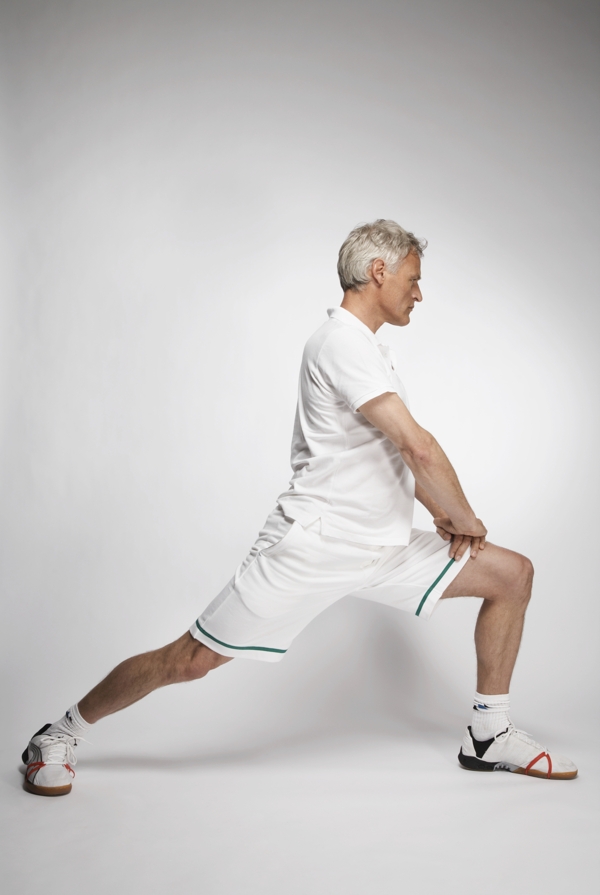 正在压腿运动的外国健康老人图片