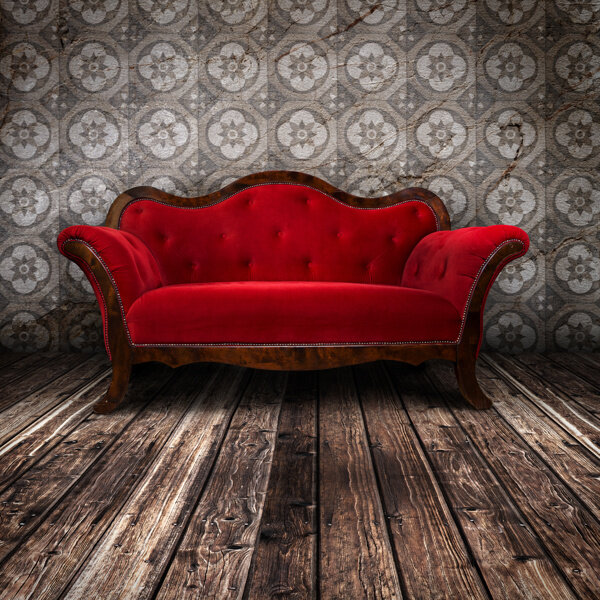 木地板上的红色沙发