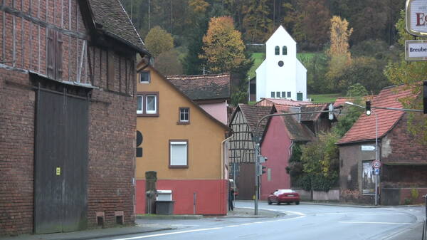 德国村教堂和汽车股的录像视频免费下载