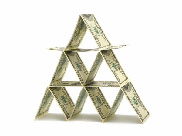 金子塔形的美元纸币创意设计图片