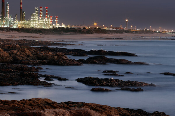 霓虹炼油厂夜景图片