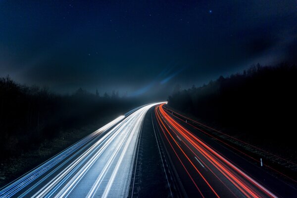 夜空下的高速公路