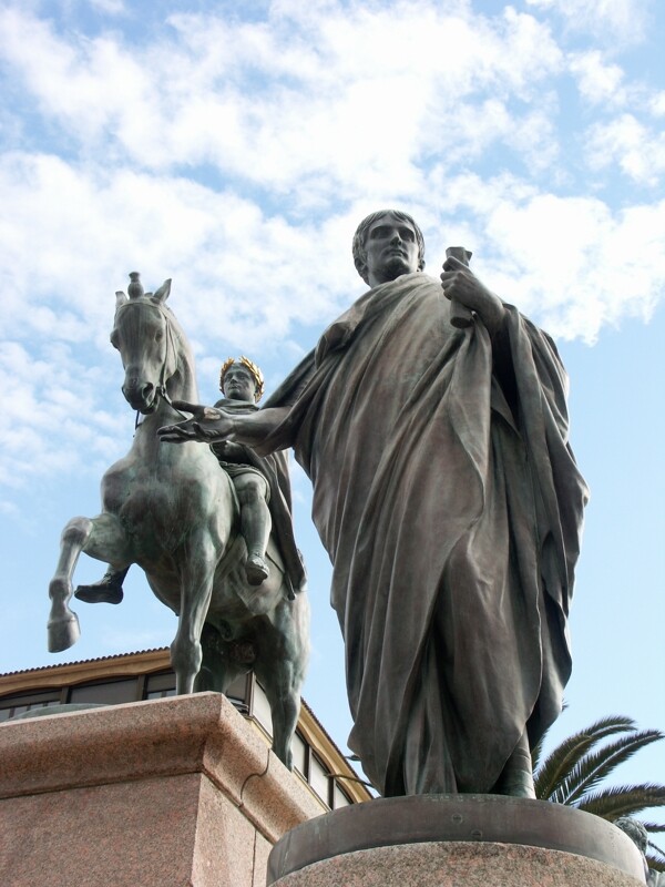 拿破仑雕塑骑马立像图片