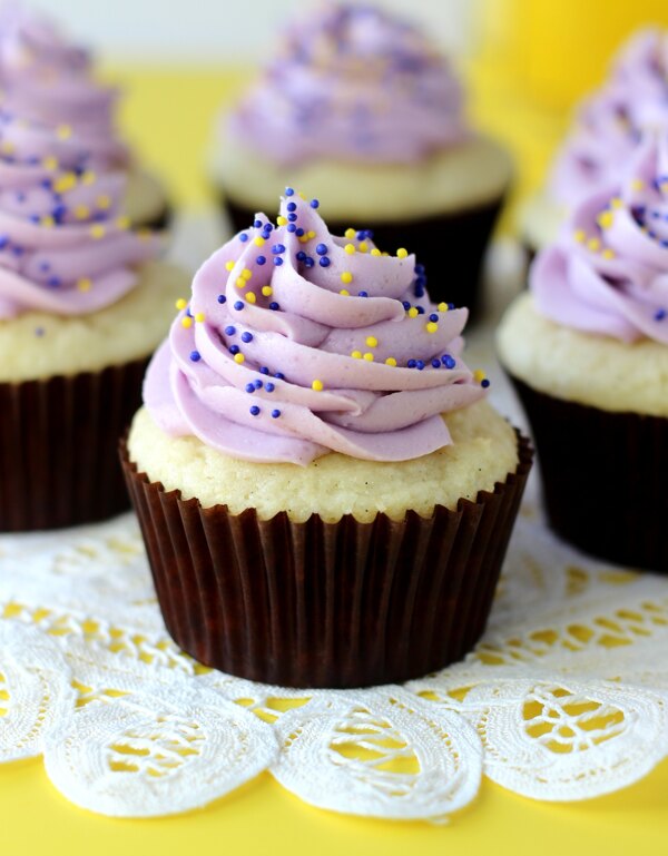 浪漫紫色纸杯蛋糕图片