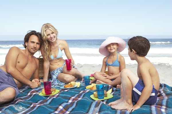 沙滩上午餐的一家人图片