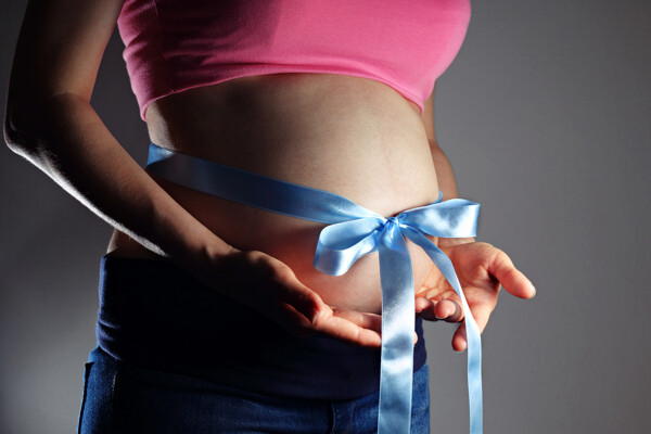 孕妇肚子上的彩带图片