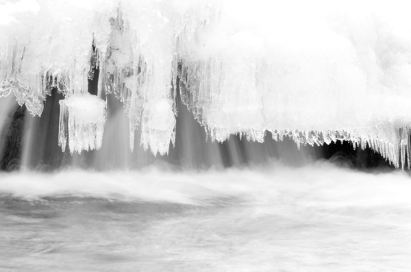 冬天的瀑布风景图片