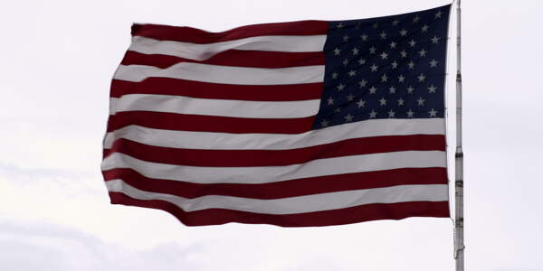 在风24K超高清挥舞着美国国旗视频免费下载