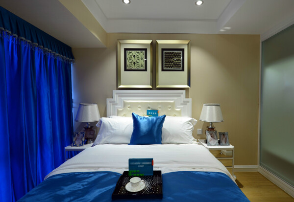 时尚卧室大床蓝色落地窗设计图