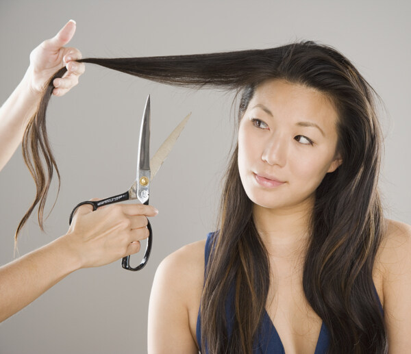 剪头发的中国女人图片