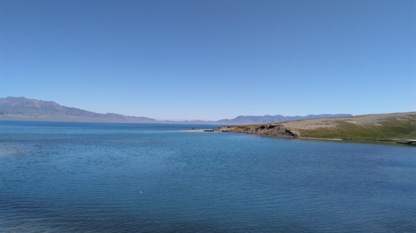 湖的远景图片