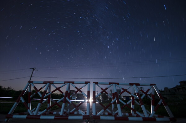 夜空中的星轨图片