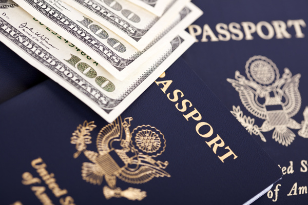 美国护照和美元