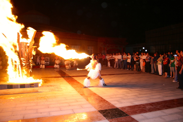 响沙湾篝火晚会中的喷火表演图片