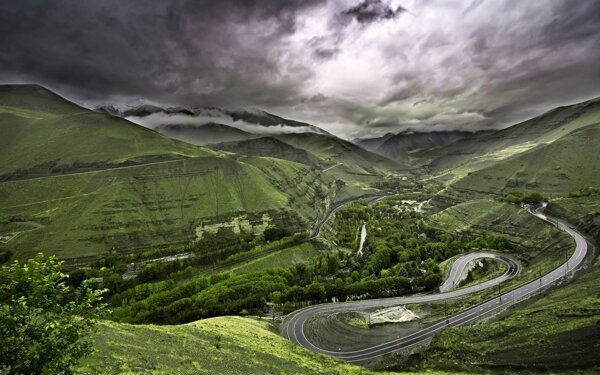 蜿蜒的山路风景