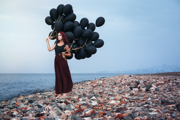 海边拿气球的美女图片