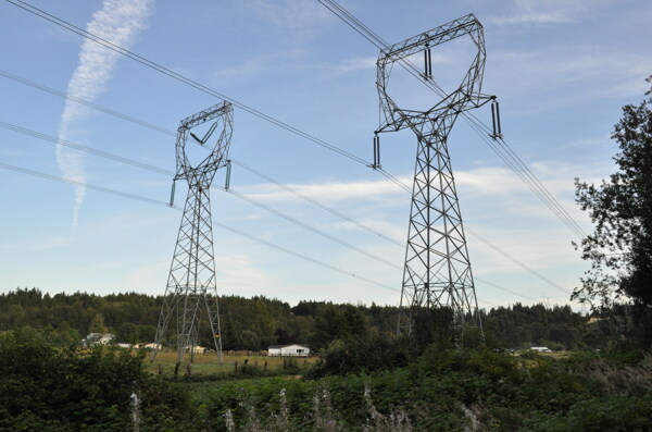 田野上的电力支架图片