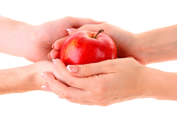 双手握苹果高清图片
