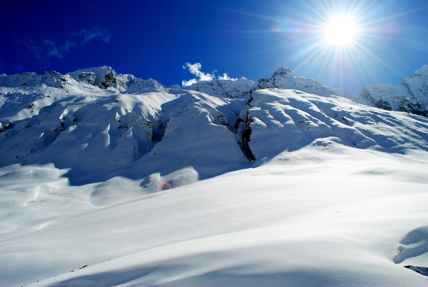 冬日雪地与太阳