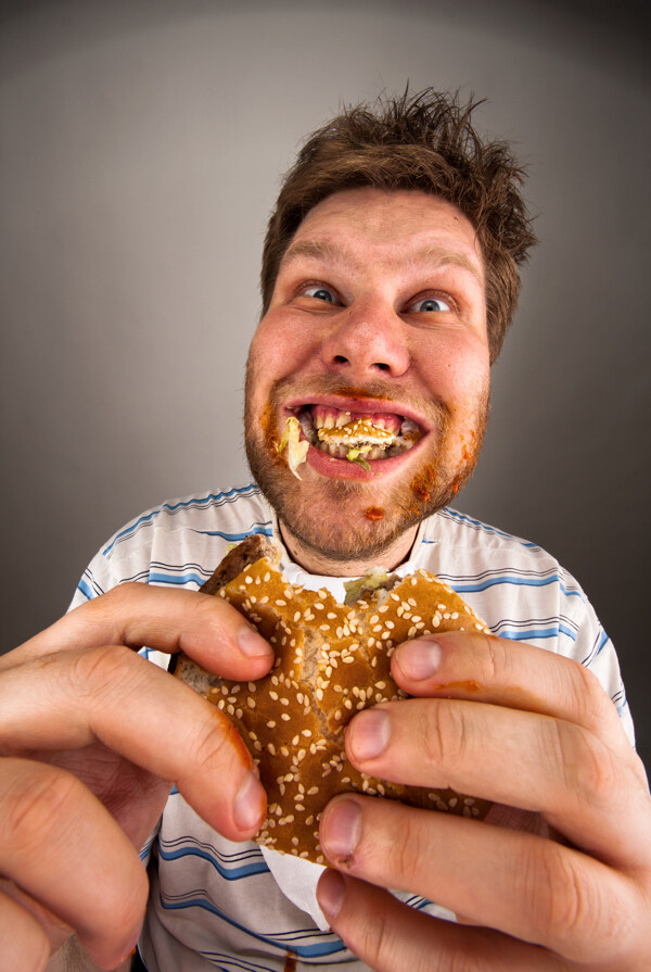 大笑着吃汉堡的外国人图片