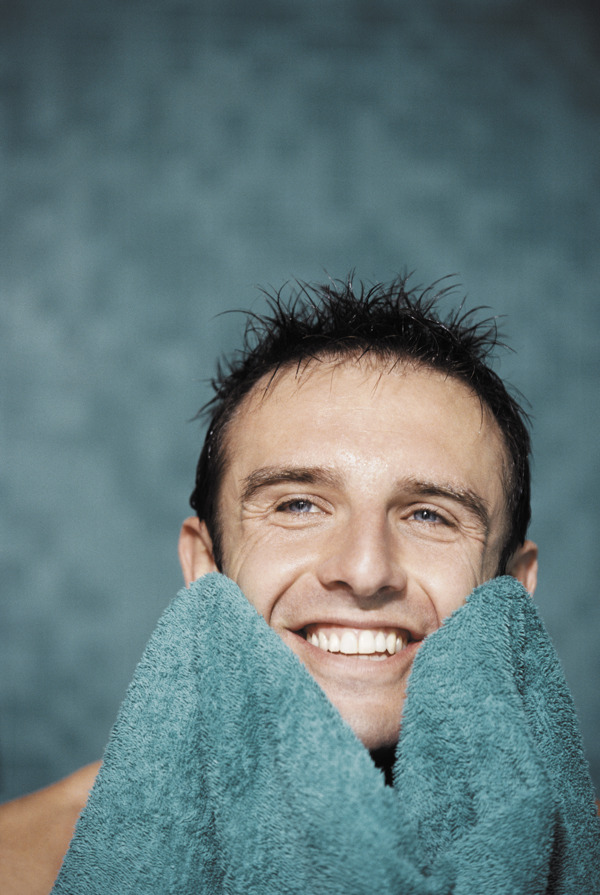 毛巾擦脸的男士图片