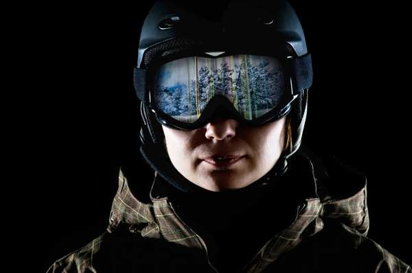 戴眼镜头盔的滑雪运动员图片
