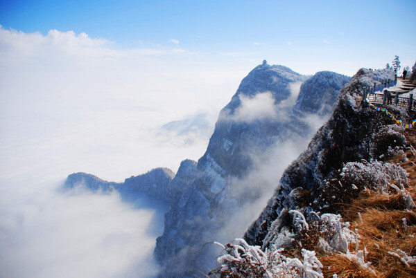 云绕山间