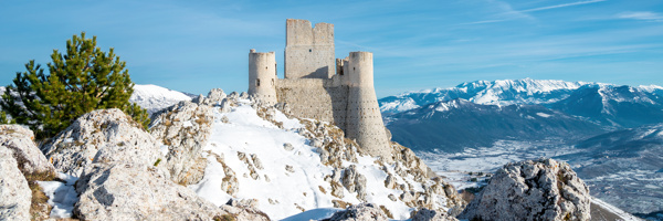 雪山上的城堡风景
