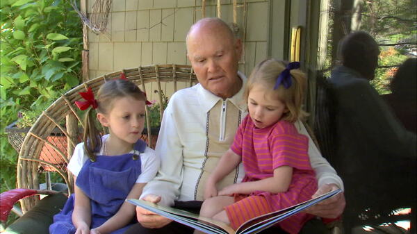 爷爷读的书他的孙女股票视频视频免费下载