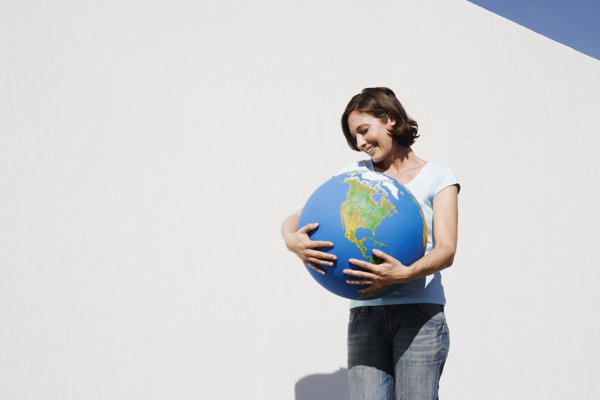 外国美女抱地球图片图片