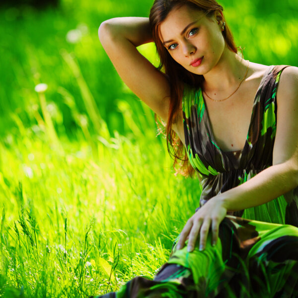 坐在草地上的美女图片