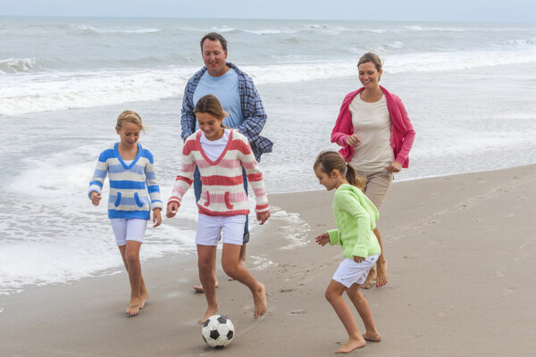 沙滩玩耍的家庭人物摄影图片