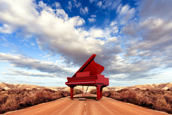 公路上的红色钢琴