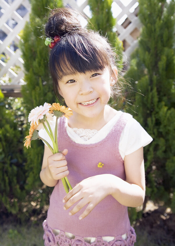 漂亮可爱的小女孩与鲜花图片