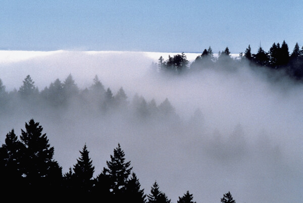 云里的山头景象摄影图片