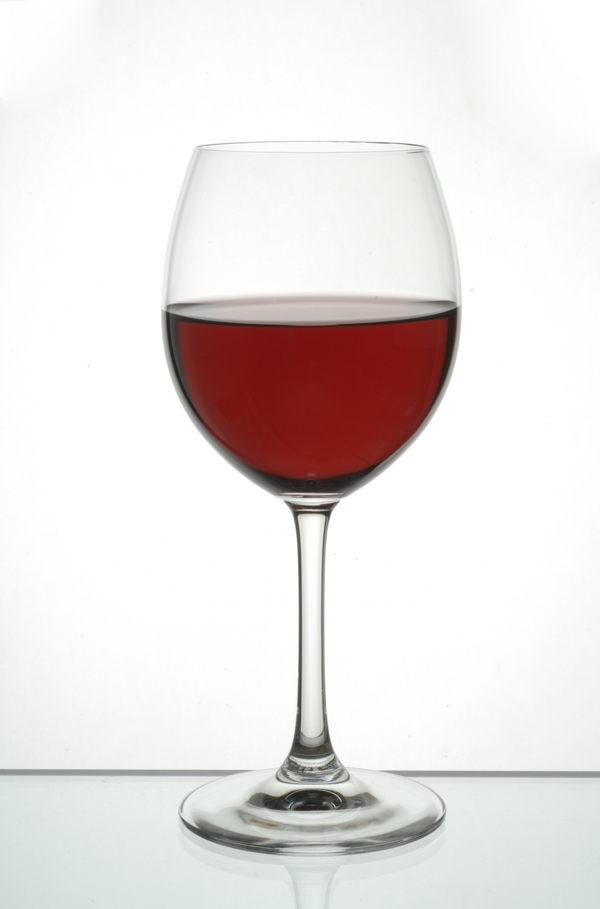 酒杯里的葡萄美酒摄影图片