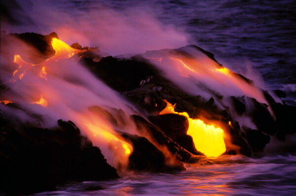 火山冒岩浆图片