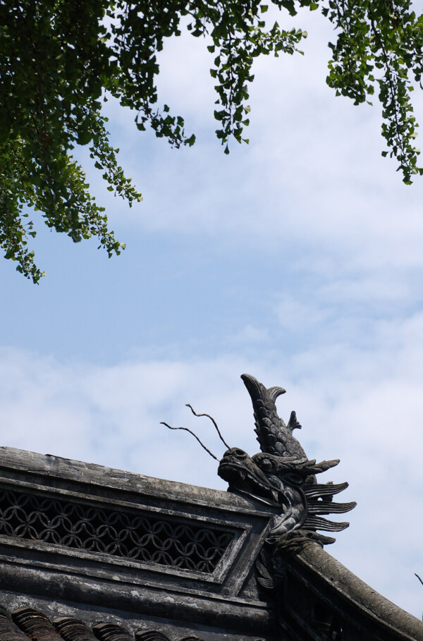 中国传统建筑的雕龙屋脊