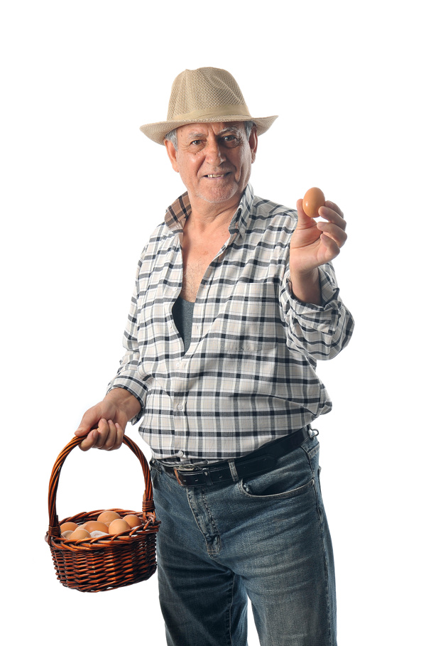 拿着鸡蛋的中年男人图片